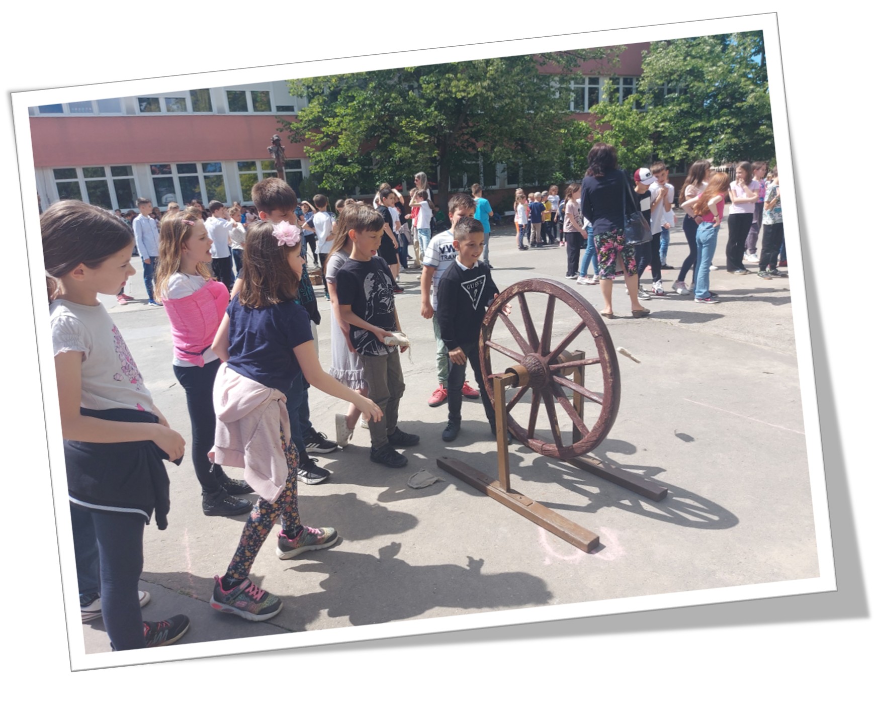 Gyereknap az iskolaudvaron